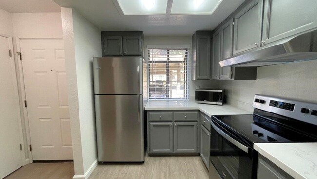 Building Photo - Martinez Beautiful 2 bedroom 1.5 bath unit...