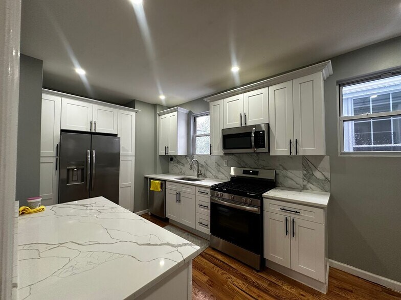 Building Photo - 2673 Bainbridge Ave