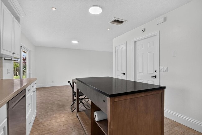 Building Photo - 6410 NW 34th Ave