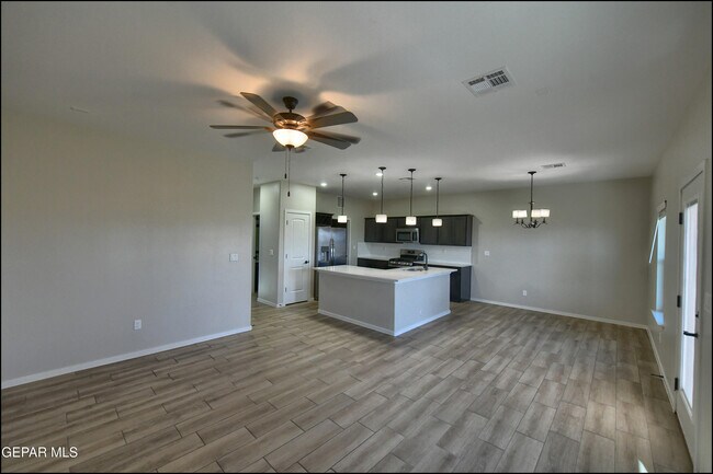 Building Photo - 516 Logwood Ave