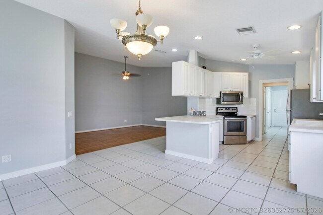 Building Photo - 10870 SW Dardanelle Dr