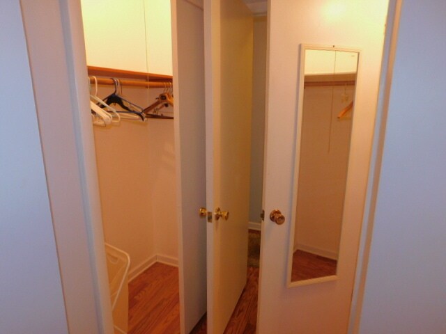 Building Photo - 819 Kenwood Pkwy