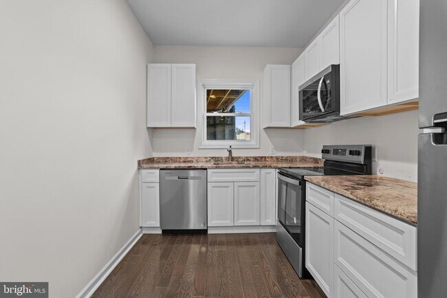 Building Photo - 819 11th Ave