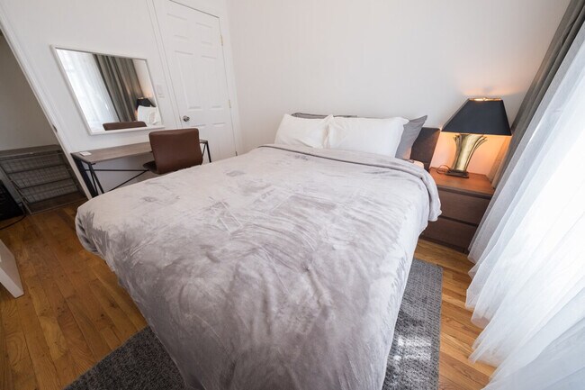 Building Photo - 305 E 104th St