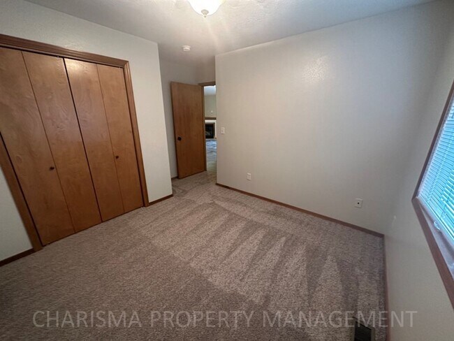 Building Photo - 4 BEDROOM, 2 BATH TOWN HOME, PET FRIENDLY, AMENITY FILLED, DOUBLE ATTACHED GARAGE!