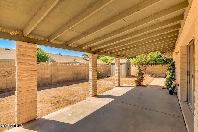 Building Photo - 831 E Stephens Dr