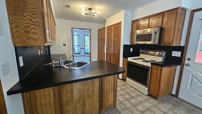 Building Photo - 1700 Kendolph Dr