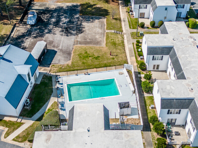 Building Photo - Country Club Townhomes