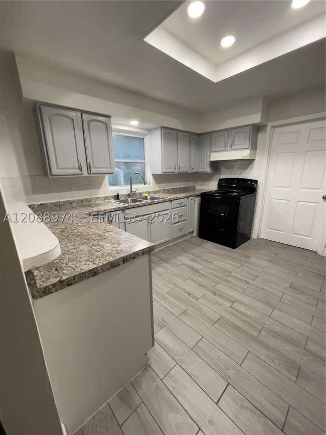 Building Photo - 2924 Sherwood Ln