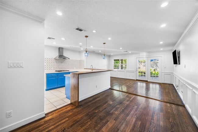 Building Photo - 1422 Gardenia Dr