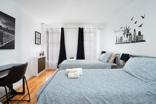 Building Photo - 305 E 104th St