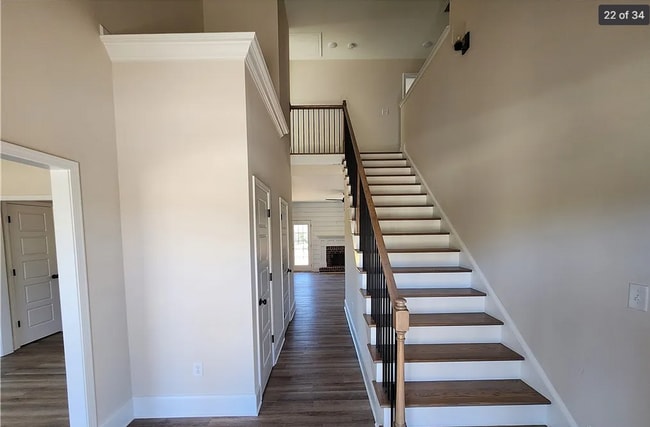 Building Photo - Charming 4 Bedroom 2.5 Bathroom with Bonus Room