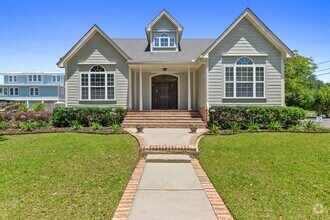 Building Photo - Incredible Home A Block off of Biloxi Beach!