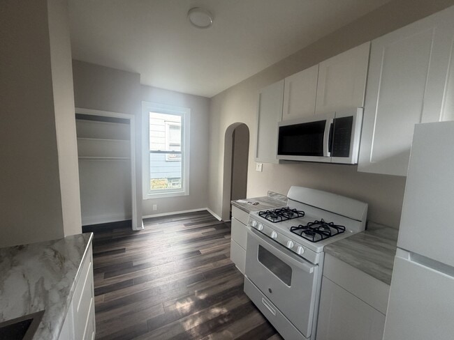 Building Photo - 5617 Abbottsford Ave