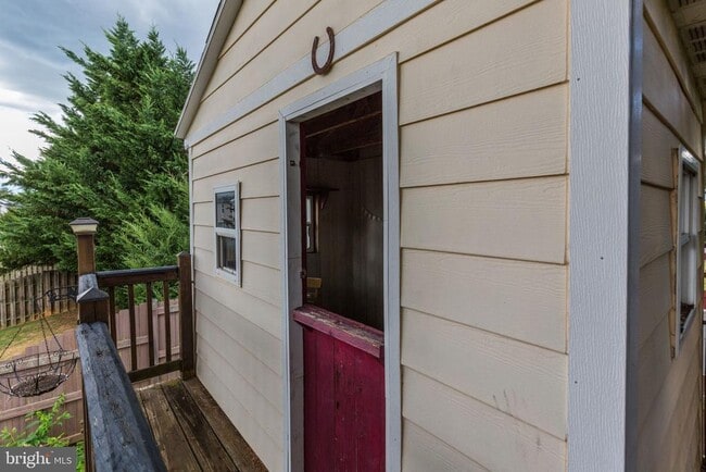 Building Photo - 151 Brynwood St