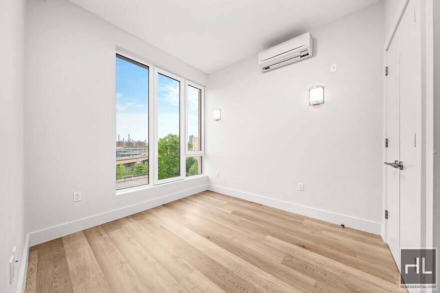 Building Photo - BRUCKNER BOULEVARD