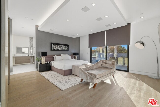 Building Photo - 5365 Vanalden Ave