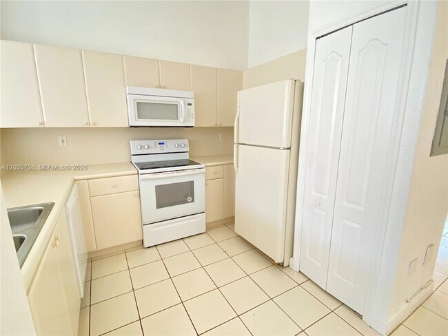 Building Photo - 1658 SE 28th Ct