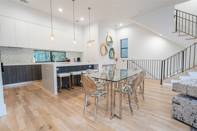 Building Photo - 709 Memorial Heights Dr