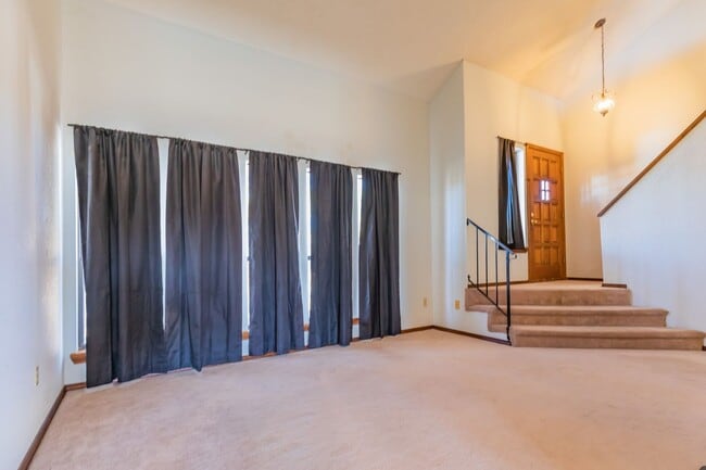 Building Photo - Beautiful 2-Story Home