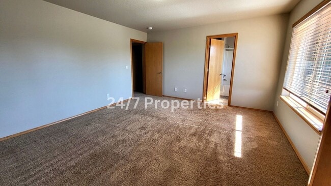 Building Photo - Charming 4B/3BA Craftsman in Gresham!