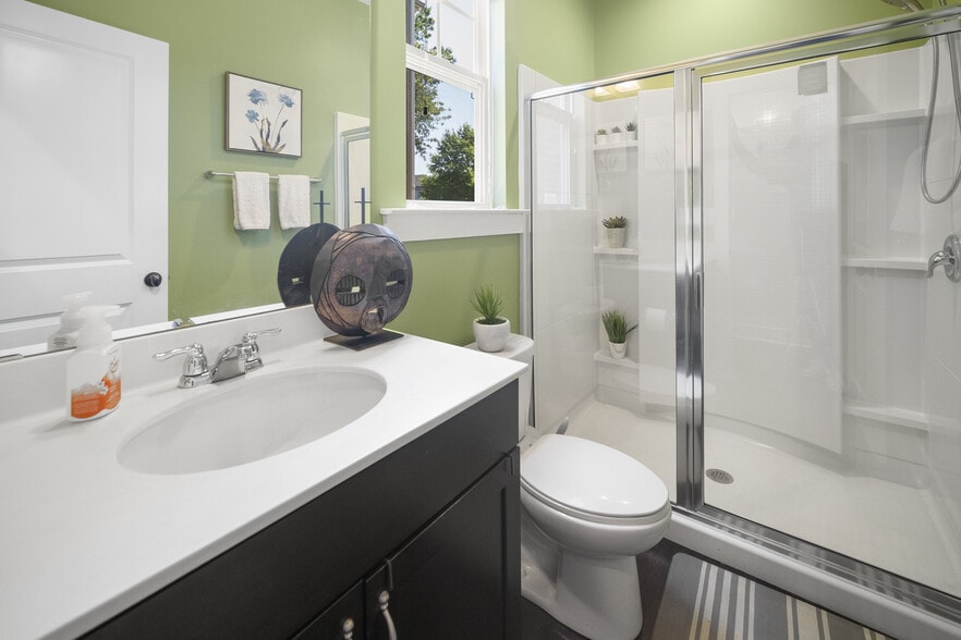 Building Photo - Room in House on Double Oaks Rd