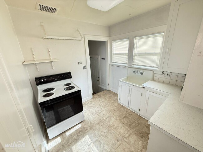 Building Photo - 211 S 16th Ave