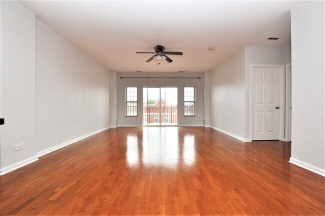 Building Photo - 3000 W Lawrence Ave