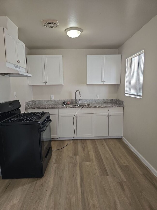 Building Photo - Enjoy this single family home with 3 bedrooms and 1 bathroom near downtown Bakersfield - COMING S...