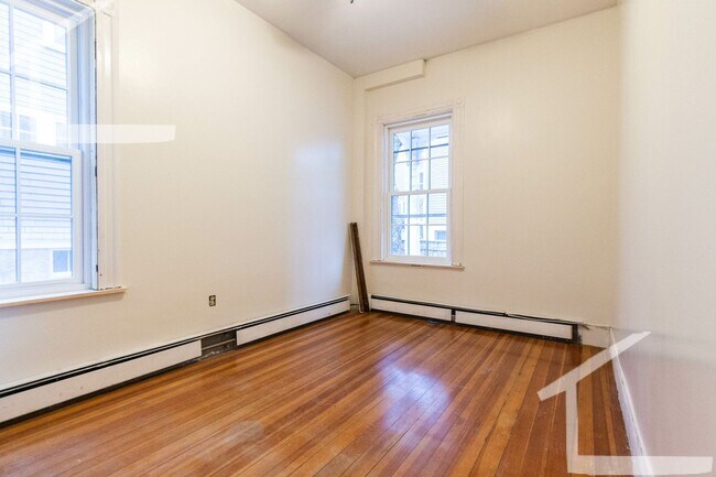 Building Photo - Coolidge Corner Area of Brookline, Free Wa...