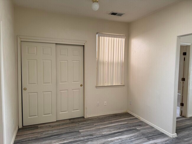 Building Photo - 9704 Lagrima De Oro Rd NE