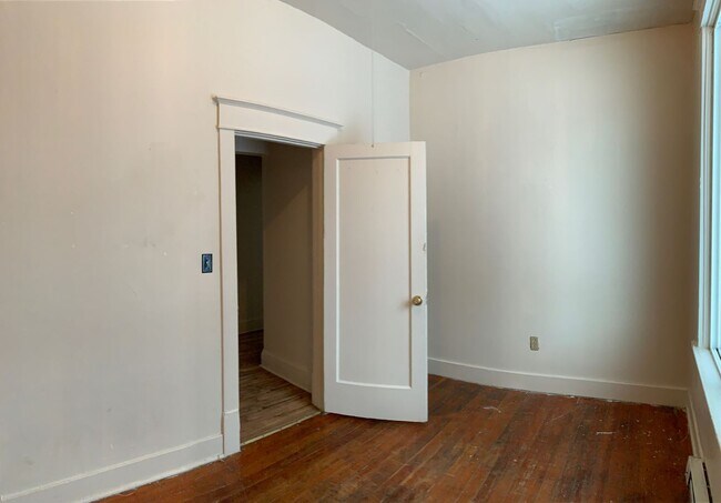 Building Photo - 5028 N Nelson St
