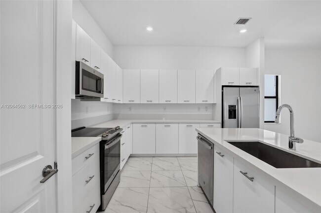 Building Photo - 4574 SW 173rd Ave