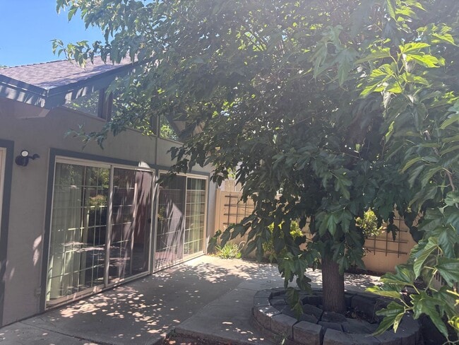 Building Photo - Lovely, 2 Bedroom 1.5 bath townhome nestle...