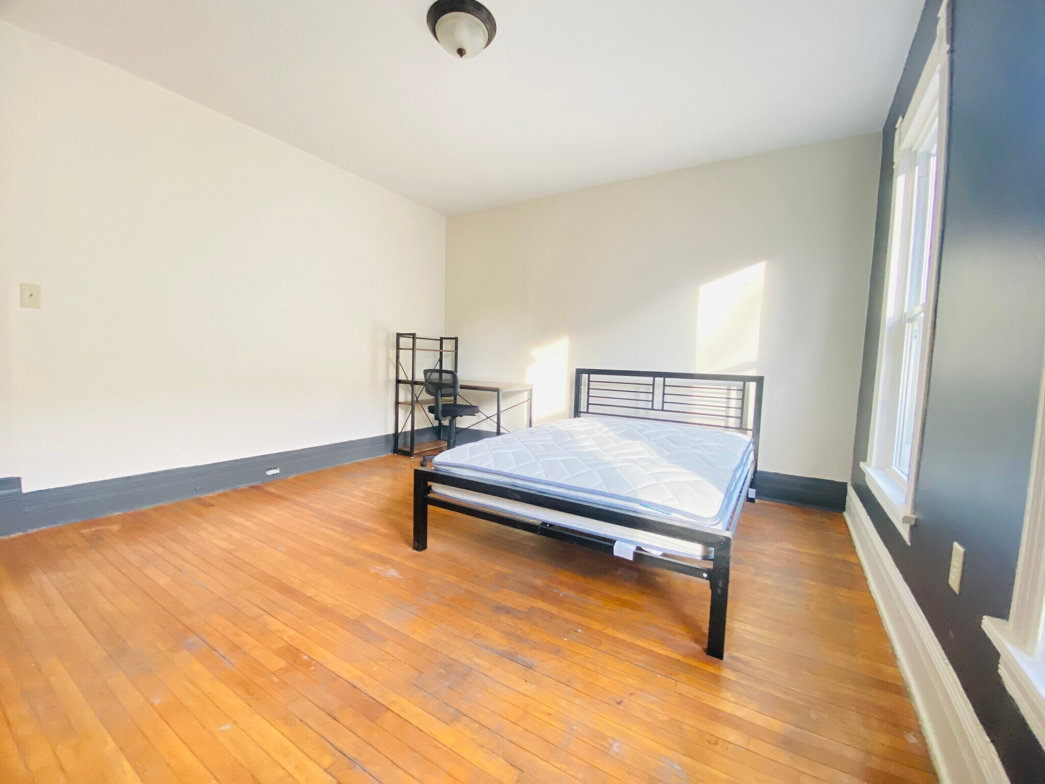 Building Photo - 1337 Madison St