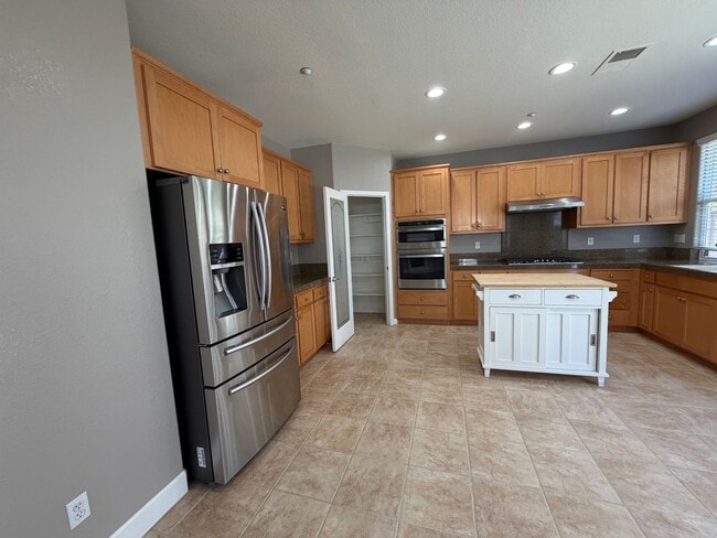 Building Photo - Luxurious 4 Bedroom 2.5 Bath Home.