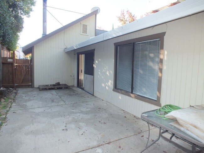 Building Photo - Rescue duplex 2/2 home with garage and fen...