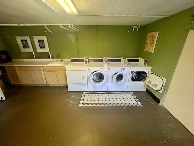 Building Photo - 1/2 Month Free! Cheerful, Spacious Studio ...