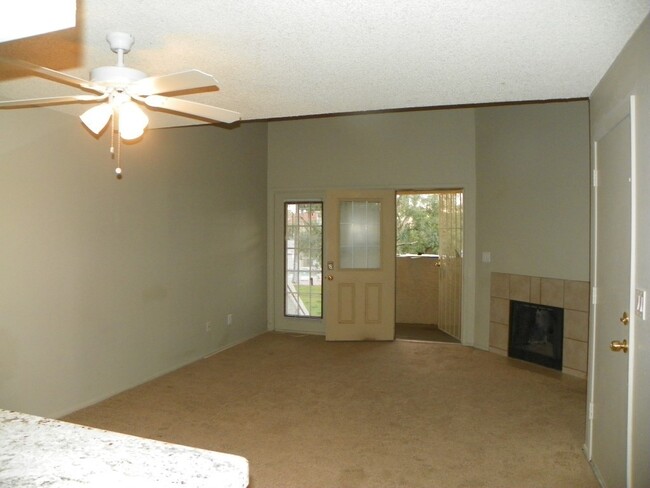 Building Photo - 2 Bedroom townhome with garage! Remodeled ...