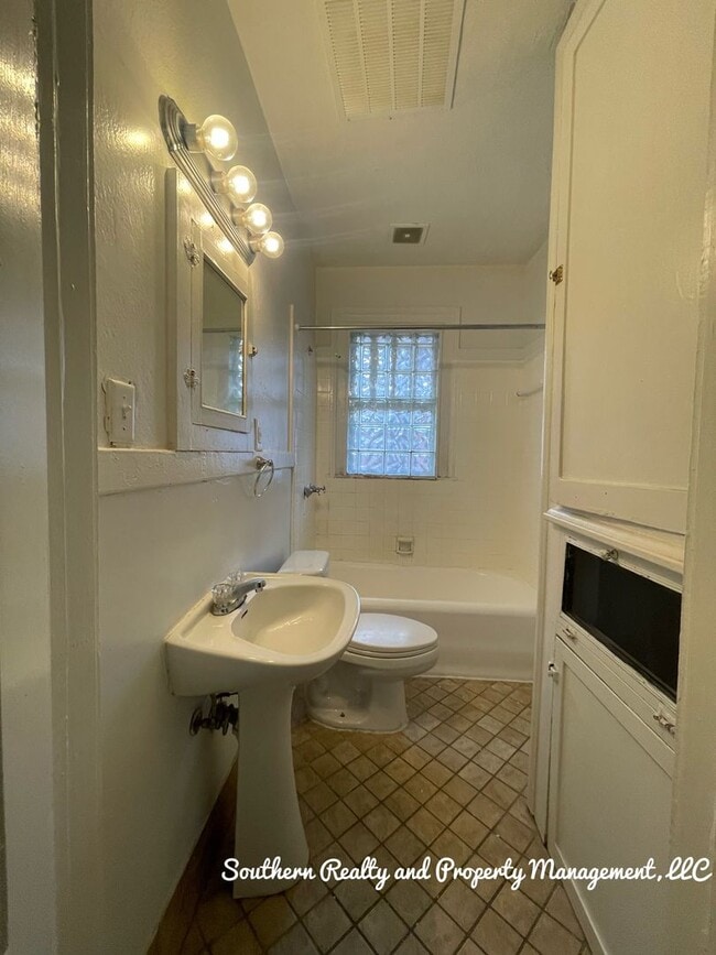 Building Photo - Newly Renovated Duplex