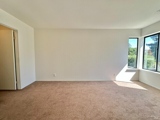 Building Photo - 768 Rose Dr
