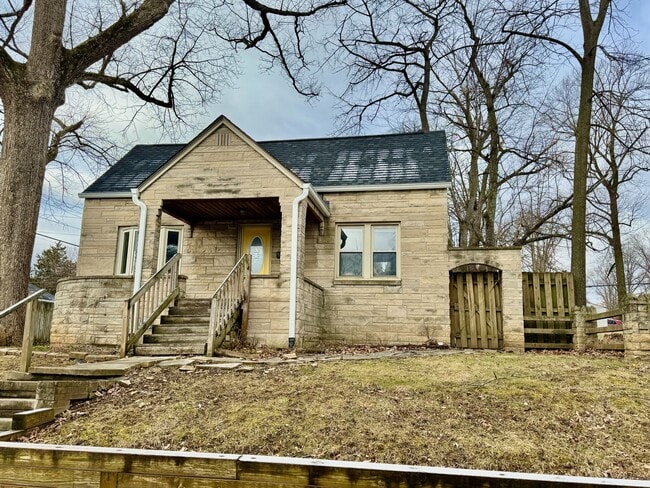 Primary Photo - 1105 N Woodburn Ave
