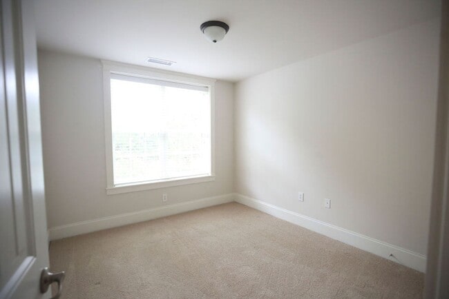 Building Photo - Available August 10th. Beautiful 3BR/2.5BA Townhome in Shelmore Village!