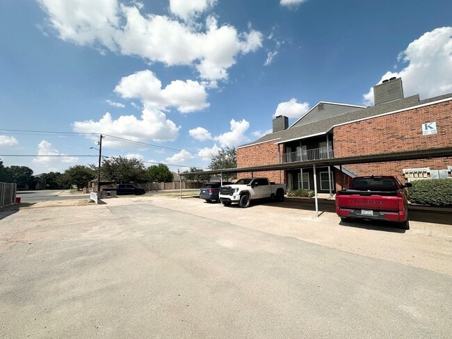 Building Photo - 1 Bedroom 1 Bath Fully Furnished Ready To ...