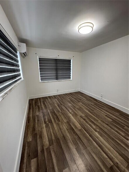 Building Photo - 685 SW 7th Ter
