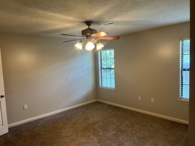 Building Photo - 3 Bed 2 Bath Home