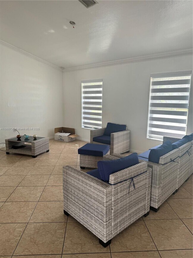 Building Photo - 609 SE 2nd St