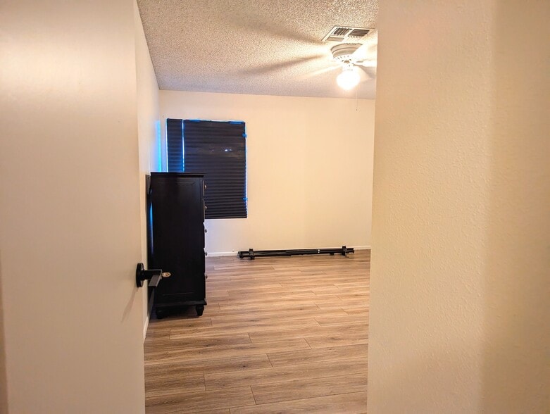 Building Photo - 4406 W Palmaire Ave
