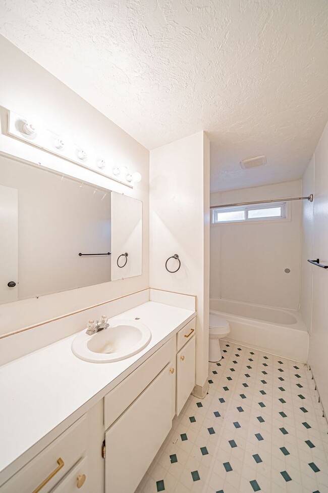 Building Photo - Spacious and recently updated, this 6-bedroom, 3-bathroom home in Ammon