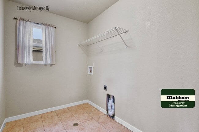 Building Photo - Very Nice Three Bedroom Home with a Loft a...